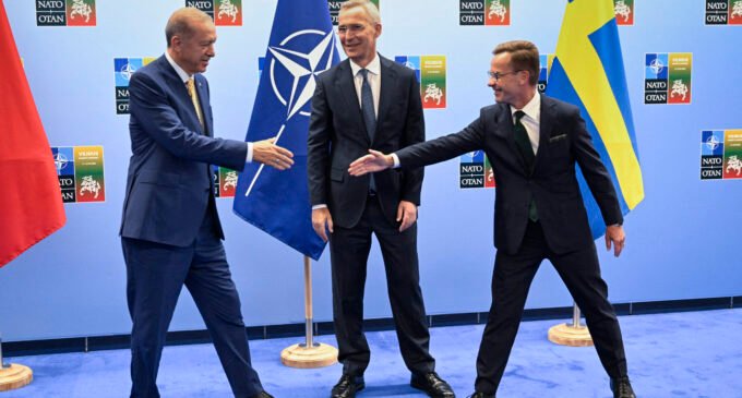 Erdogan pouco convincente sobre o cronograma da Suécia após a rápida aprovação da adesão da Finlândia à OTAN no parlamento