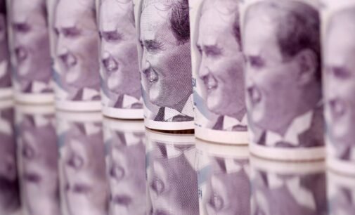 Turquia surpreende com grande aumento na taxa para 25%, impulsionando a lira