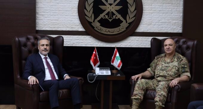 Ministro de Relações Exteriores da Turquia ainda se considera o chefe de inteligência