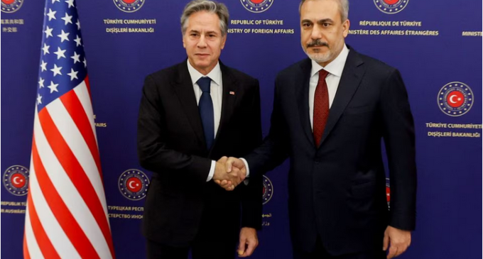 Na Turquia, Blinken discute esforços para ampliar a ajuda em Gaza