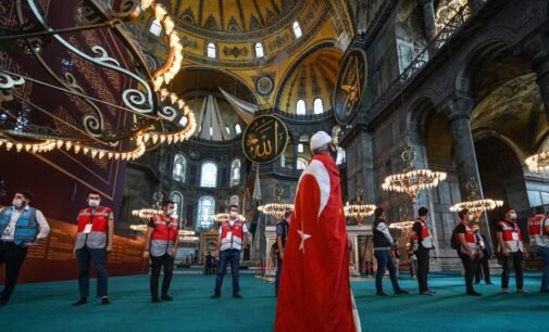 Turquia vai começar a cobrar entrada de visitantes estrangeiros na Haia Sofia após reversão para mesquita