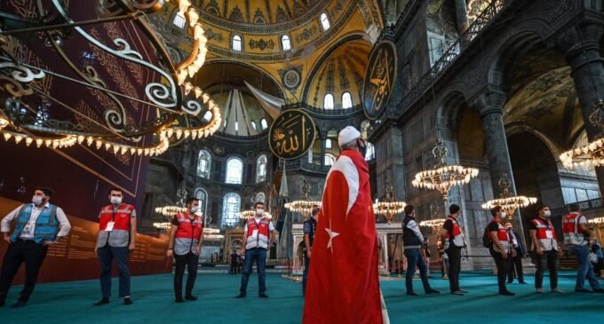 Turquia vai começar a cobrar entrada de visitantes estrangeiros na Haia Sofia após reversão para mesquita