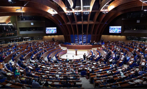 Assembleia Parlamentar do Conselho da Europa (PACE) expressa preocupação com aumento de alegações de tortura na Turquia