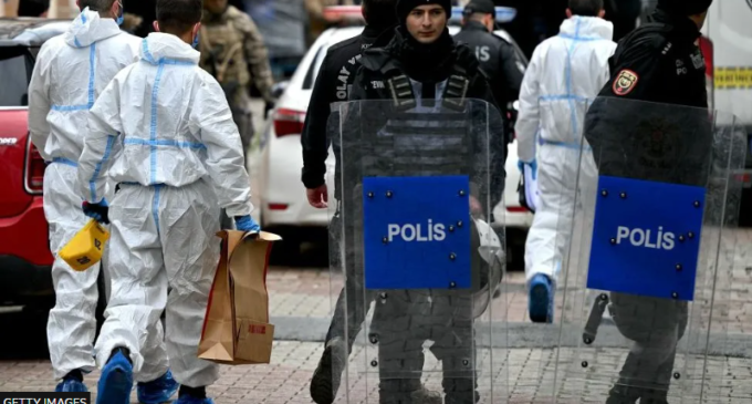 Ataque a igreja em Istambul: Homens armados matam uma pessoa durante a missa dominical