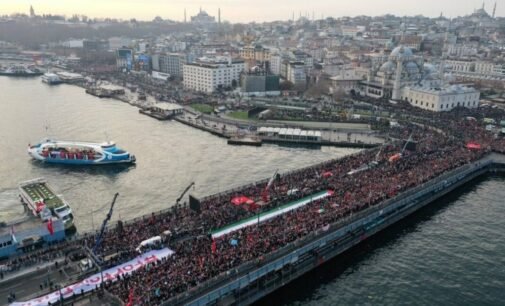 Protesto pró-Palestina em Istambul criticado por hipocrisia sobre a falta de ação de Erdoğan contra Israel