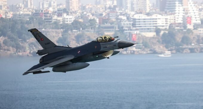 EUA prossegue com venda de US$ 23 bilhões em aviões de guerra e mísseis para a Turquia