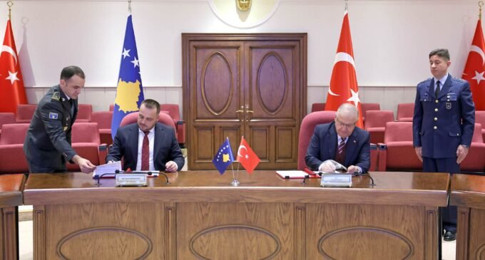 Turquia assina acordo militar com Kosovo, planeja exercícios conjuntos