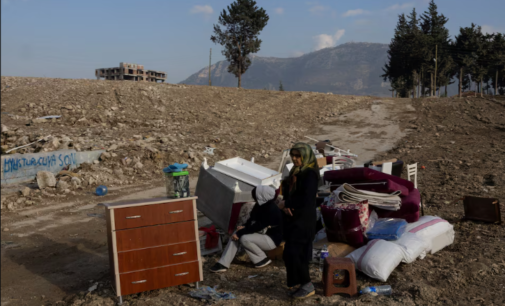 Choque e confusão enquanto a Turquia confisca as casas dos sobreviventes do terremoto