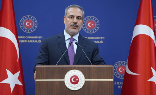 Ministro das Relações Exteriores da Turquia realiza coletiva de imprensa em Ancara