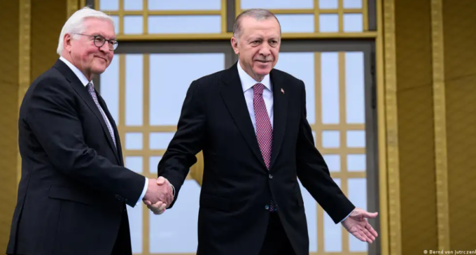 Steinmeier pede a retomada dos laços com a Turquia