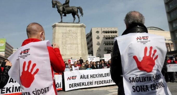 15.000 médicos deixaram a Turquia em busca de melhores oportunidades no exterior, diz deputado de oposição