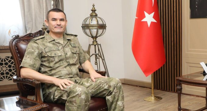 Tribunal turco prende ex-general acusado de tráfico de pessoas da Síria