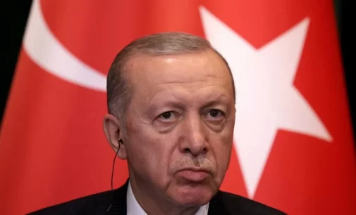 Maioria dos turcos se opõe à emenda constitucional que permitiria a reeleição de Erdoğan