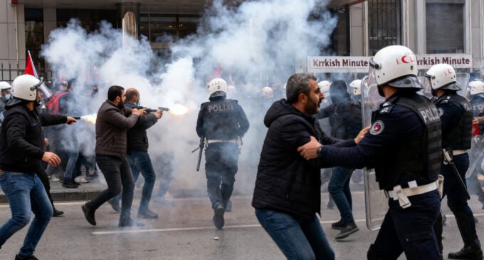 Confronto em Istambul: Polícia usa gás lacrimogêneo contra manifestantes da oposição