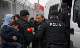 Turquia acusada de perseguir refugiados uigures conforme se reaproxima da China