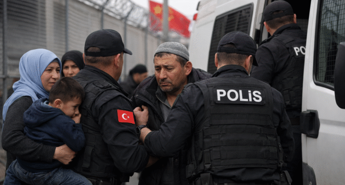 Turquia acusada de perseguir refugiados uigures conforme se reaproxima da China