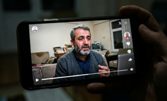 Vídeo de vítima das purgas turcas refletindo sobre anos de sofrimento viraliza após sua morte