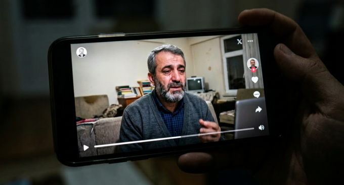 Vídeo de vítima das purgas turcas refletindo sobre anos de sofrimento viraliza após sua morte