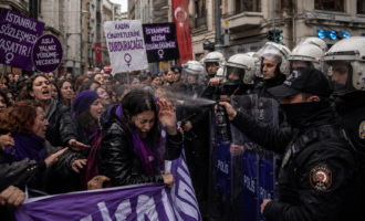 Turquia julga 168 ativistas por protesto contra violência contra mulheres em Istambul