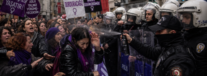 Turquia julga 168 ativistas por protesto contra violência contra mulheres em Istambul