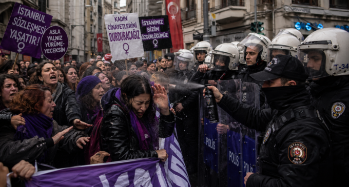 Turquia julga 168 ativistas por protesto contra violência contra mulheres em Istambul