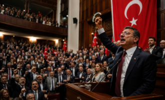 Principal oposição da Turquia afirma que Erdoğan tenta se manter no poder eliminando alternativas políticas e promete resistir