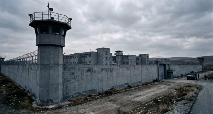 Advogados turcos denunciam tortura e confinamento severo de detidos presos antes da cúpula da OTAN